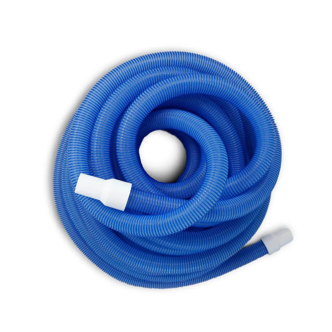 Mavi Duraking hortum 38x30 mm, beyaz bağlantı parçalarıyla sarılı esnek su hortumu