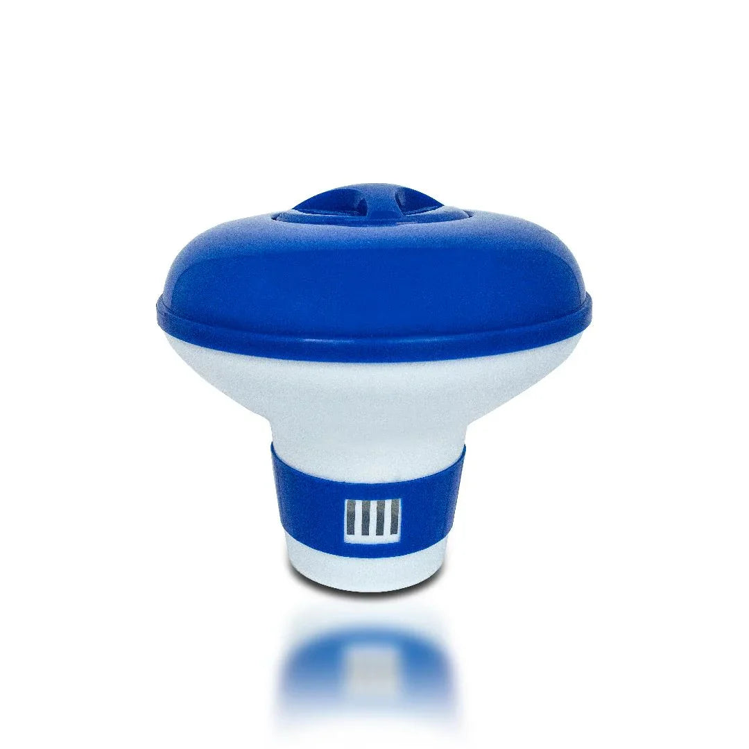 Mavi beyaz yüzme havuzu klor dispenseri, yuvarlak üst kapaklı ve alt kısmında havalandırmalı tasarım