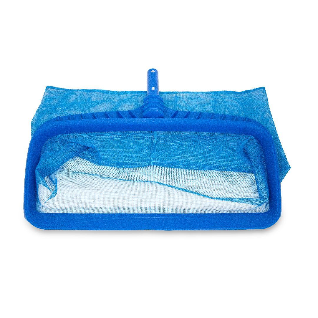 Mavi plastik derin havuz kepçesi, beyaz arka planda