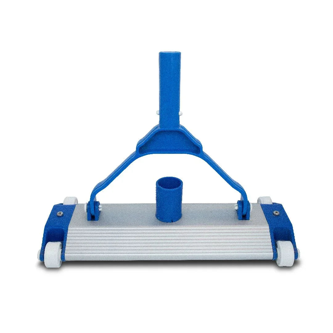 Mavi ve gri tekerlekli havuz süpürgesi aparatı, beyaz arka plan