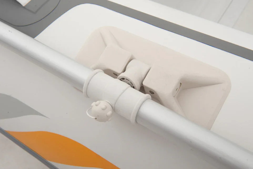 Alüminyum boru ve plastik kelepçe ile bağlanmış beyaz, açık gri ve turuncu renkli su sporları ekipmanı detayı