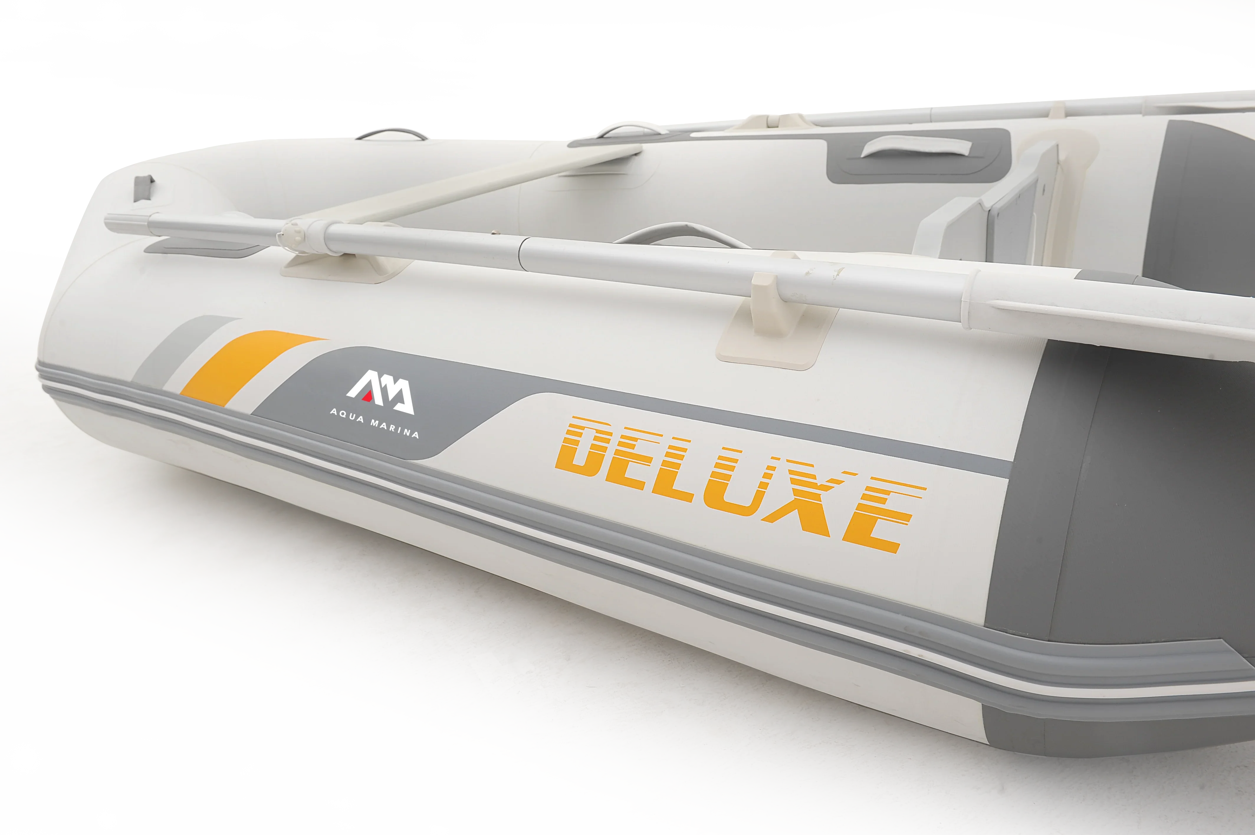 Beyaz ve gri Aqua Marina Deluxe şişme bot, yanındaki kürek ile yalıtılmış arka plan