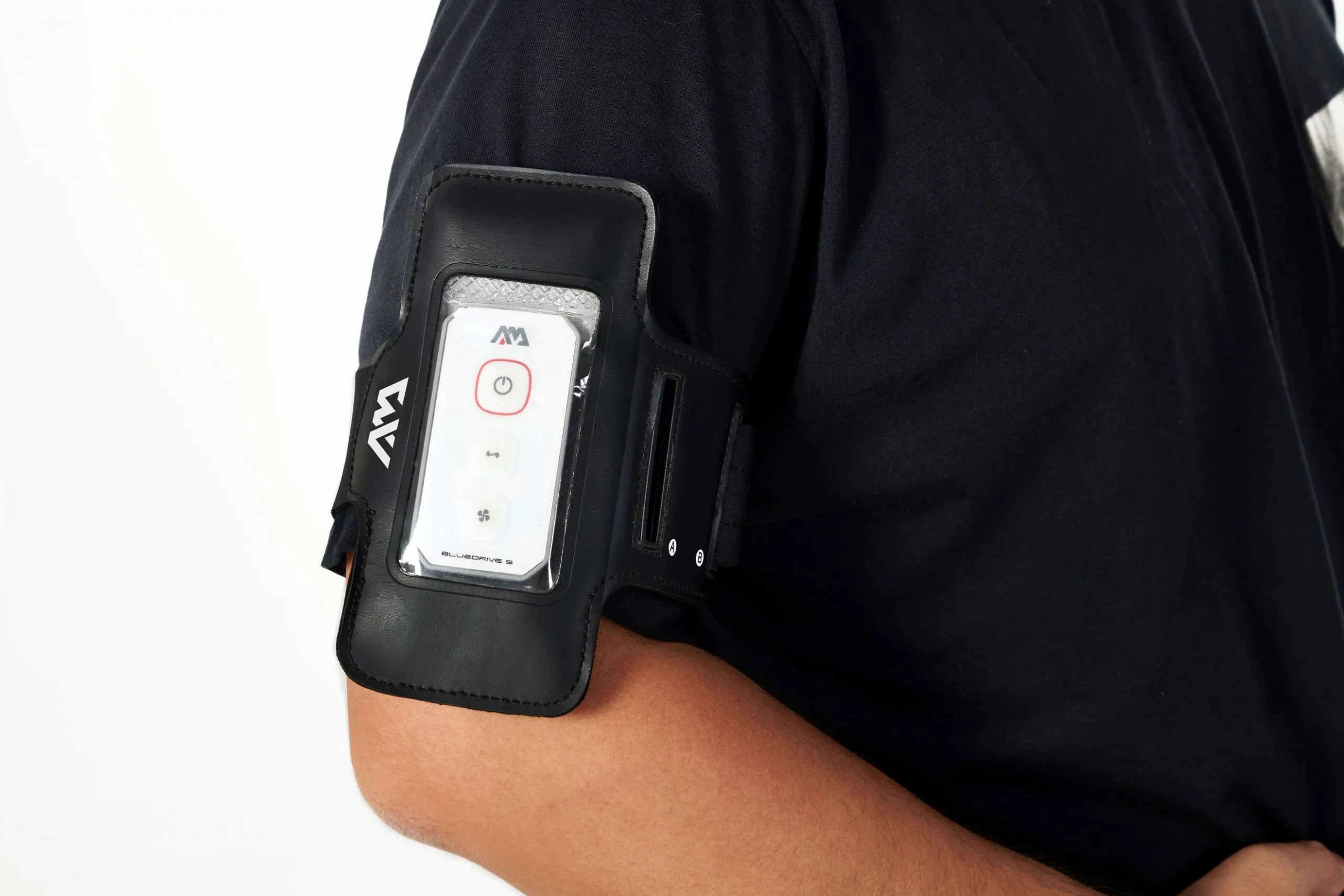 Siyah tişört giyen kişinin üst kolunda, kontrol paneli görünen Aqua Marina Bluedrive S spor kol bandı