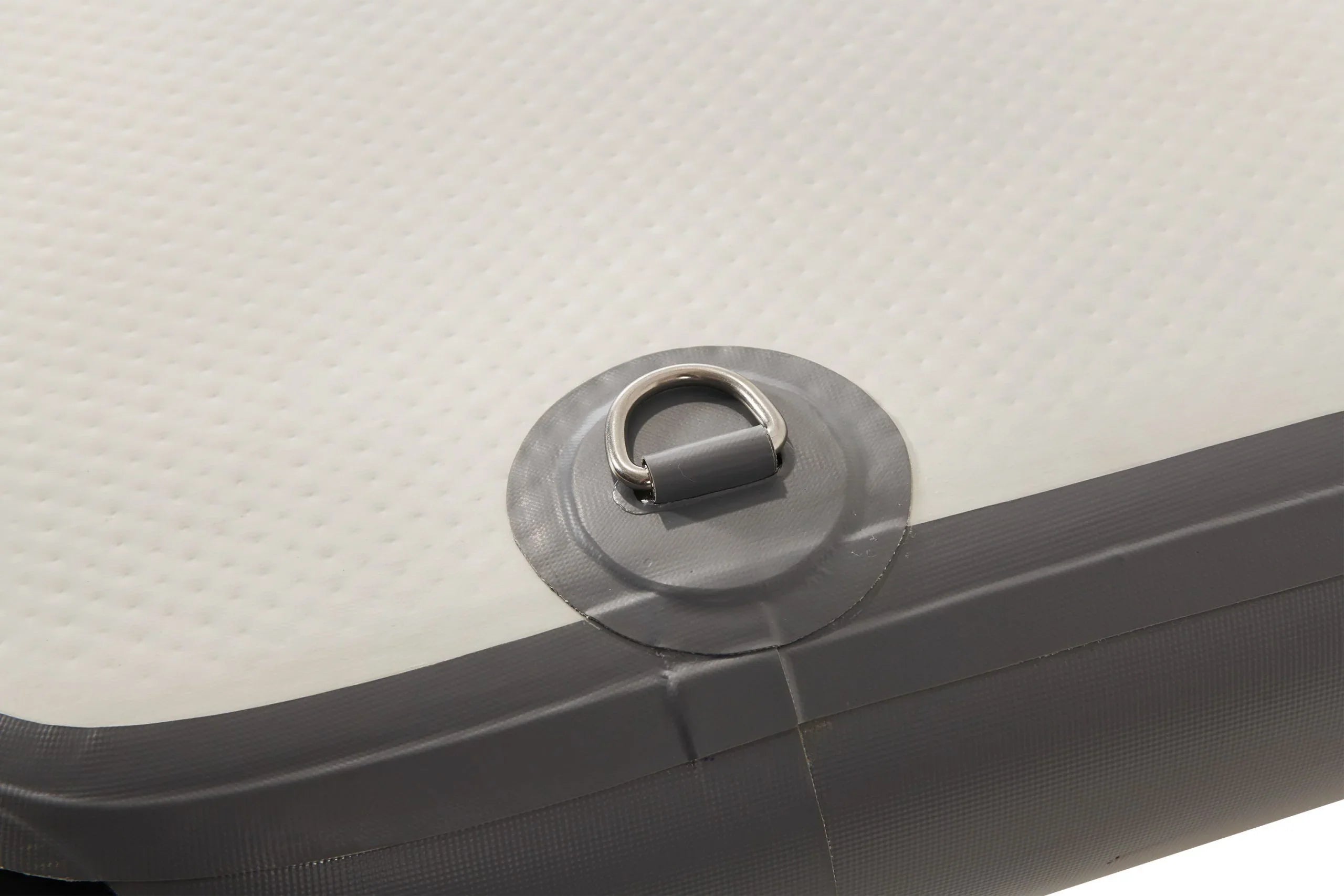 Beyaz ve gri şişme deniz malzemesinde metal D halka bağlantısı detay görüntüsü