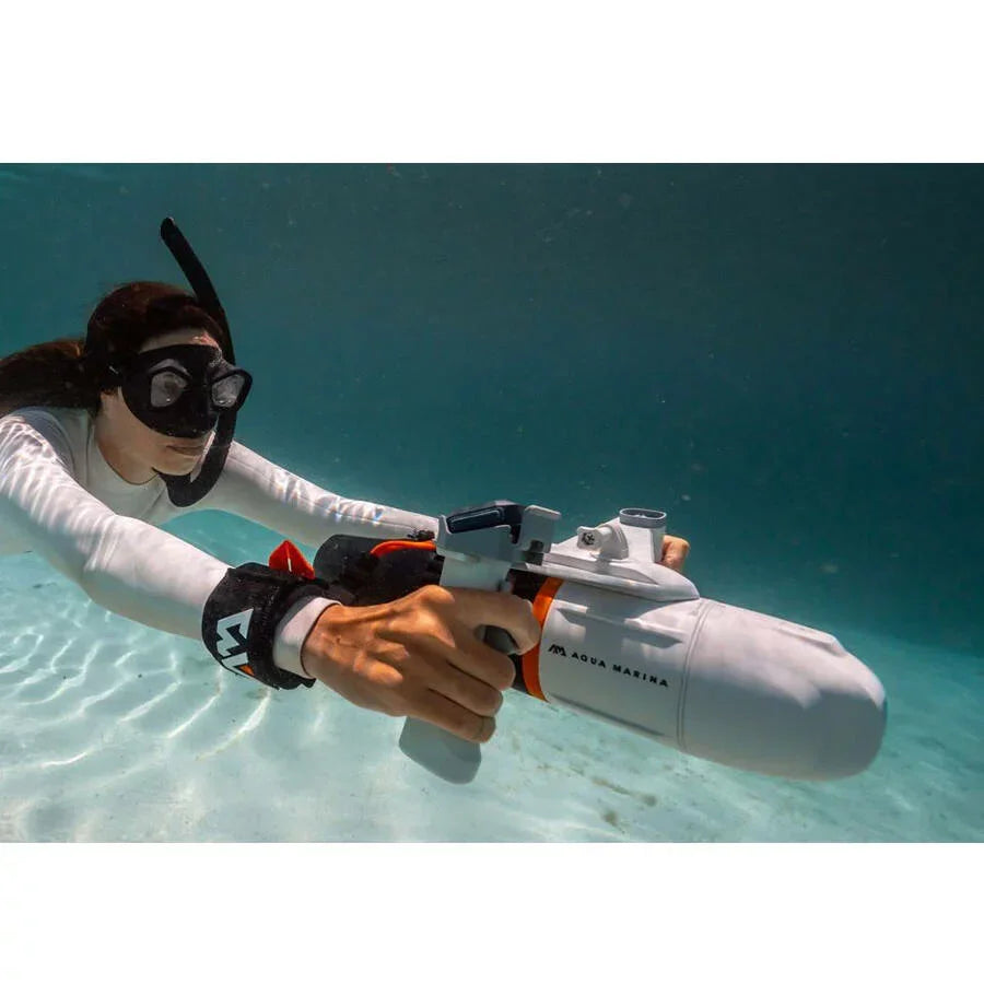 Dalgıç maskesi ve snorkel takmış kadın, Aqua Marina su altı scooter ile su altında yüzüyor