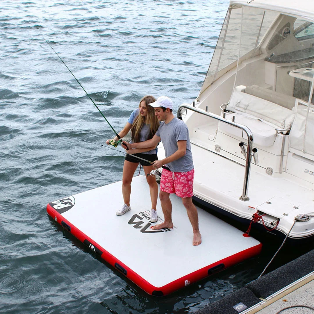 Tekneye bağlı şişme platformda birlikte balık tutan genç çift, açık denizde eğlenceli anlar