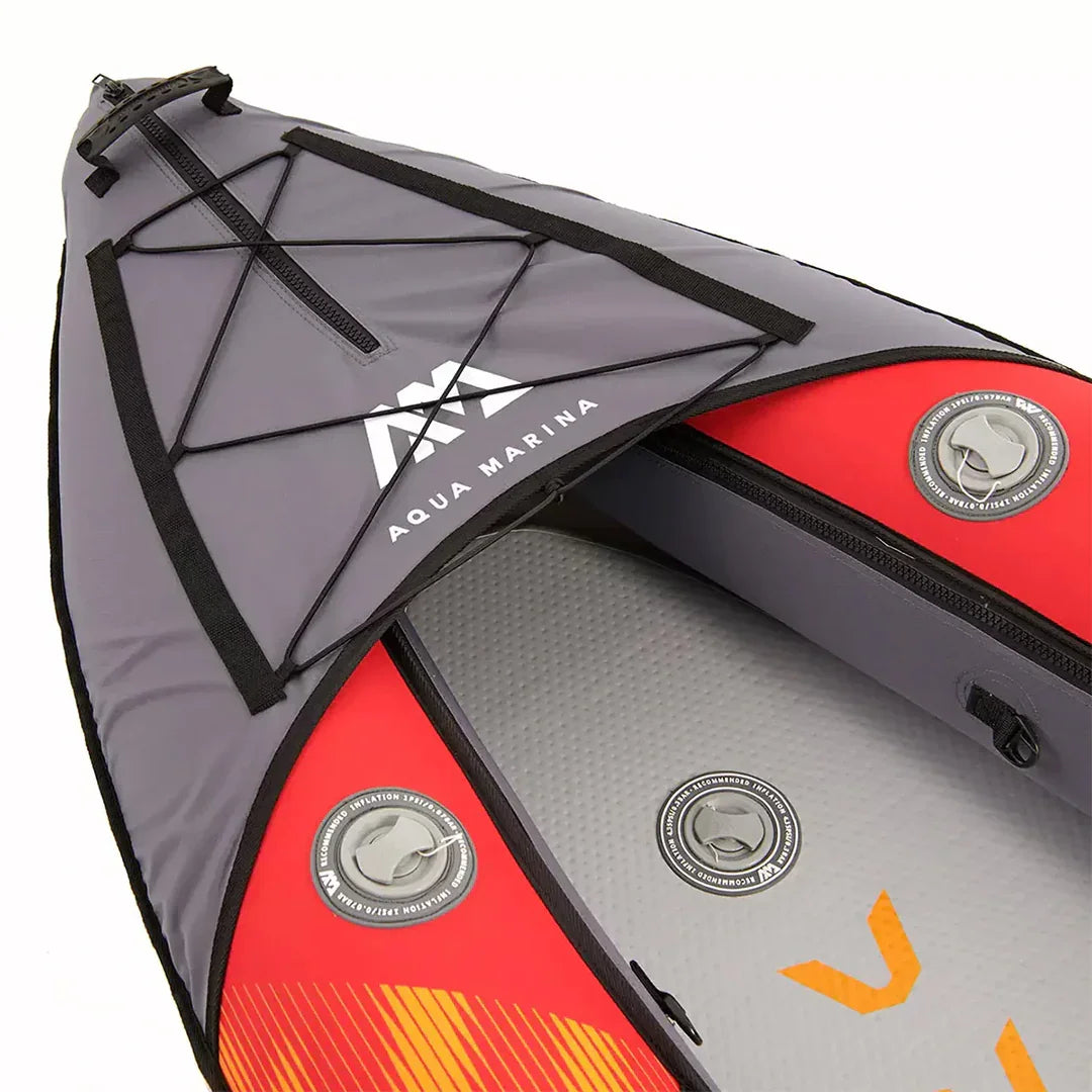 Aqua Marina marka kırmızı ve gri şişme spor kano, şişirme valfleri ve taşıma ipleriyle