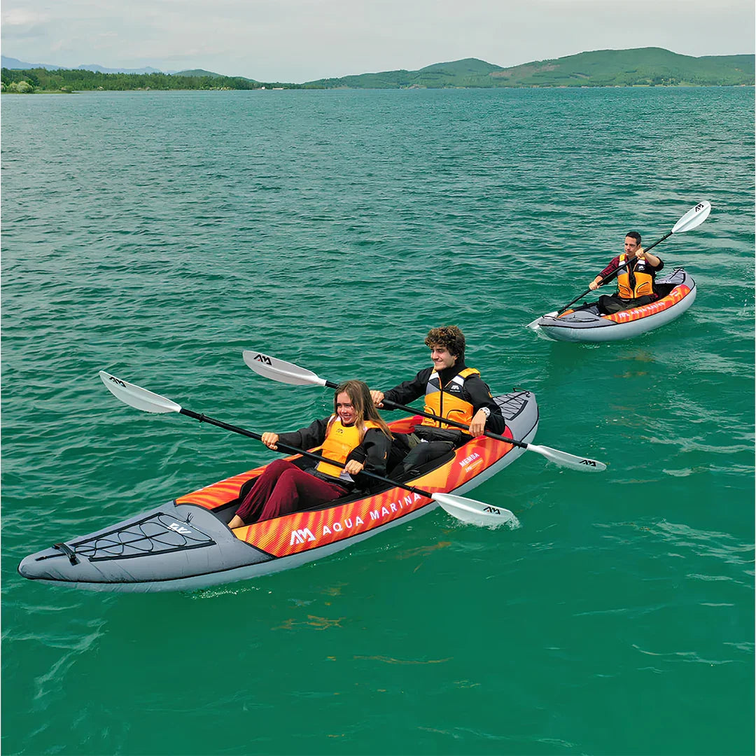 Gölde çift kişilik ve tek kişilik Aqua Marina spor kayaklarıyla kürek çeken insanlar