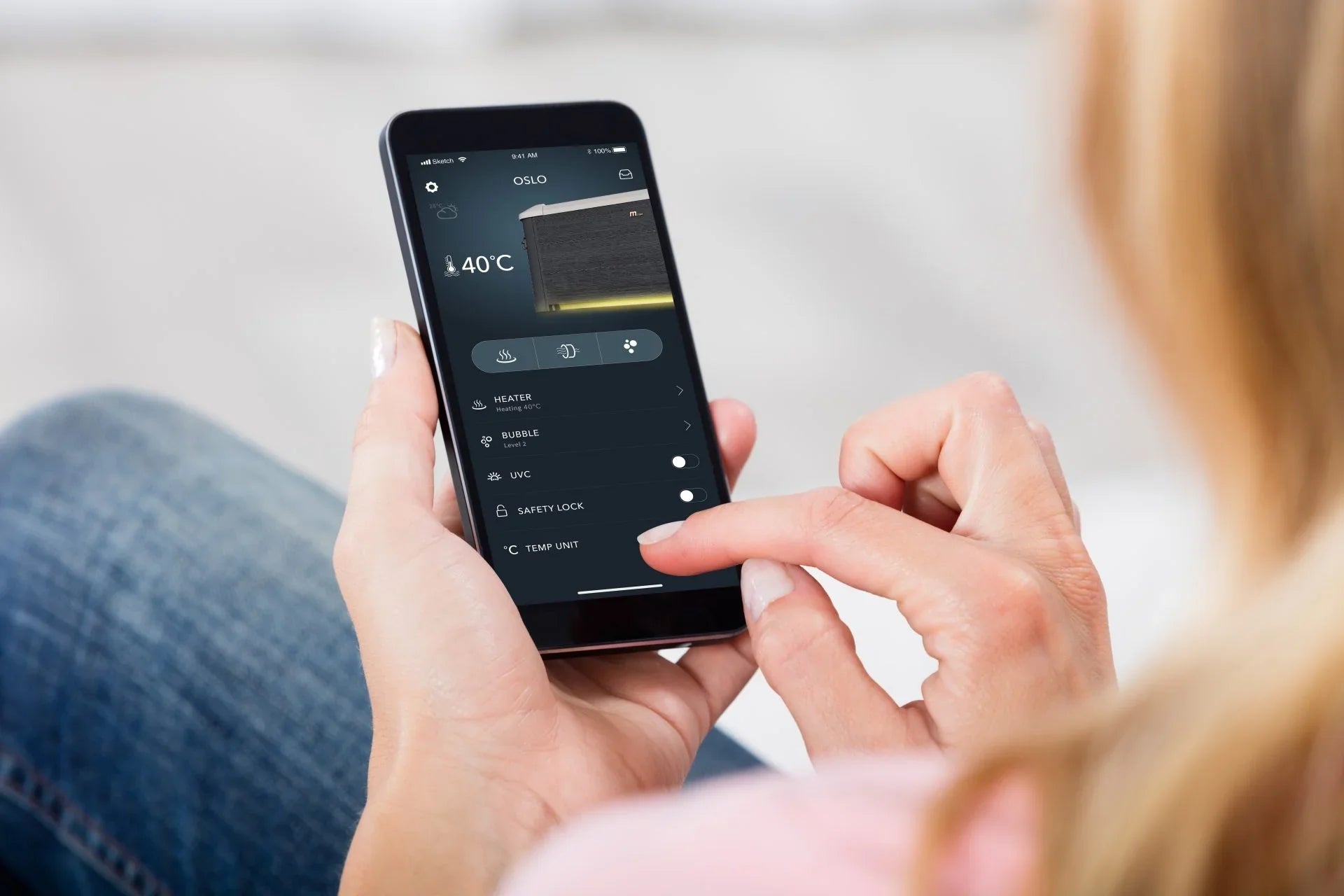 Kadın elinde Oslo ısıtıcı kontrolü için 40°C sıcaklık ayarlı mobil uygulama ekranı