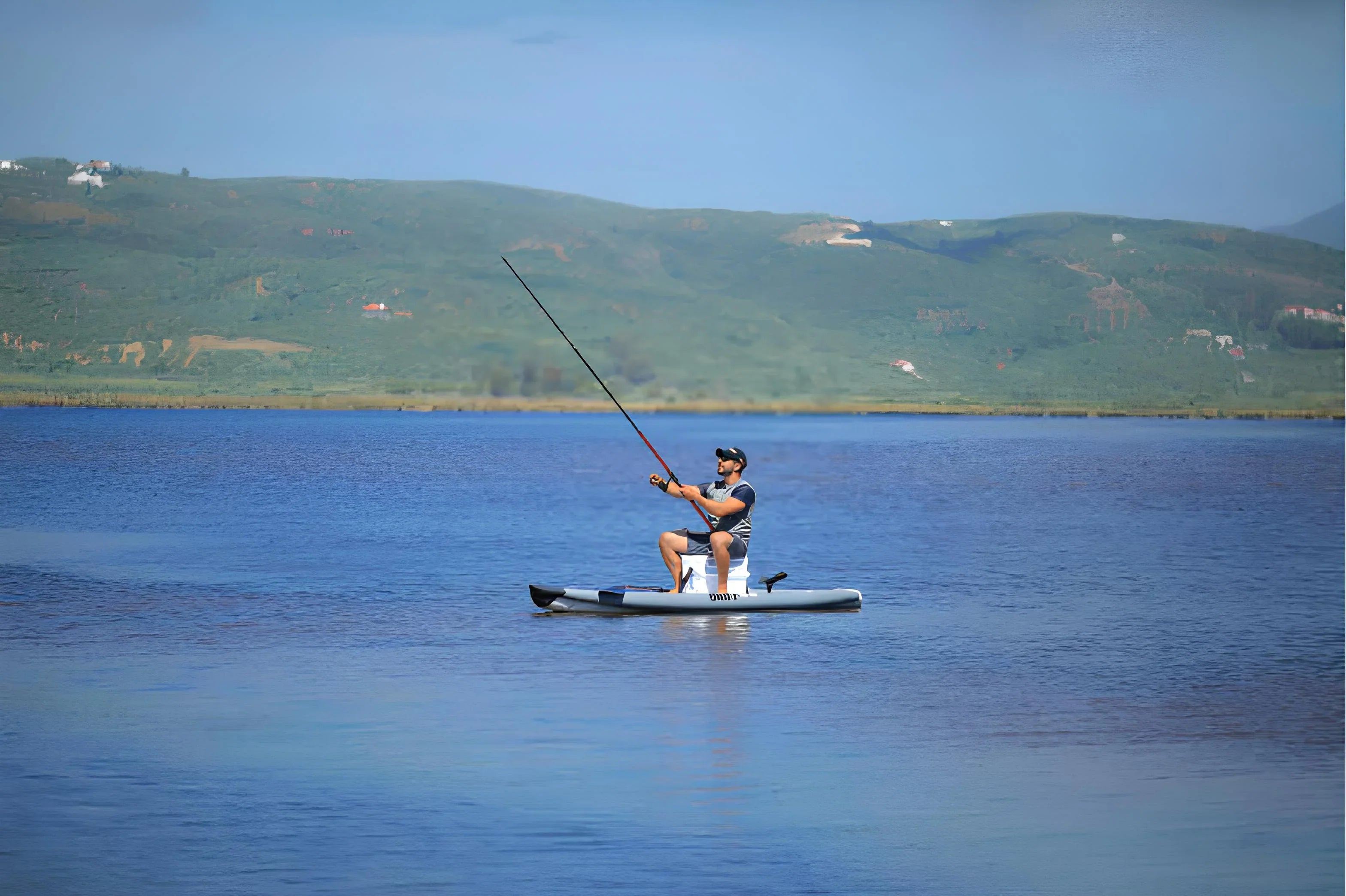 Su üstünde oturarak balık tutan adam, Aqua Marina Drift şişme balıkçı SUP tahtasında