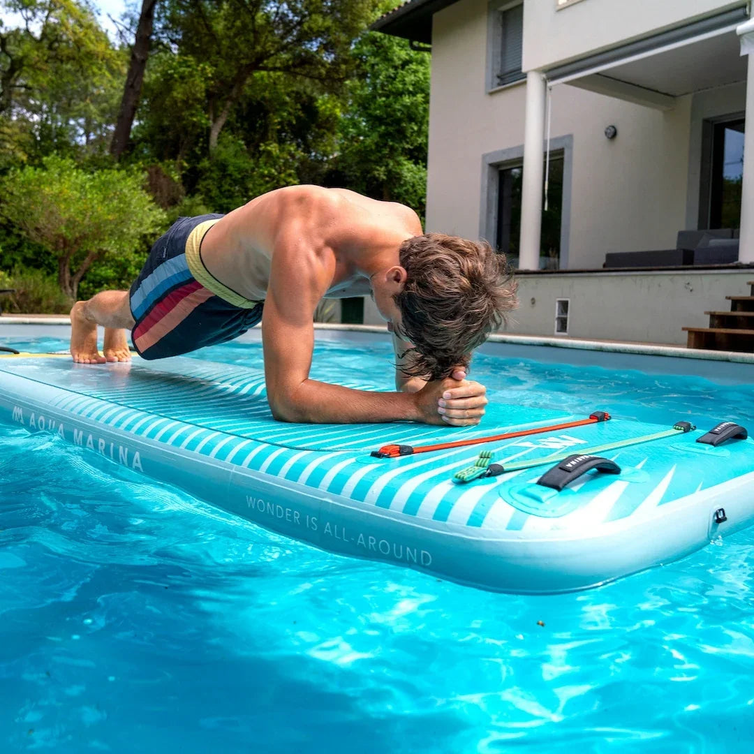 Havuzda Aqua Marina marka denge tahtasında plank yapan sporcu, açık havada fitness ve egzersiz