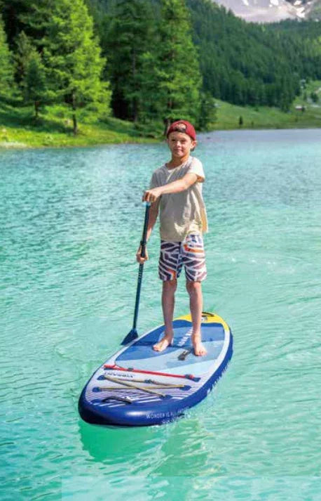 Dağ gölünde Aqua Marina Vibrant Youth şişme 240 cm ayakta kürek sörfü yapan çocuk