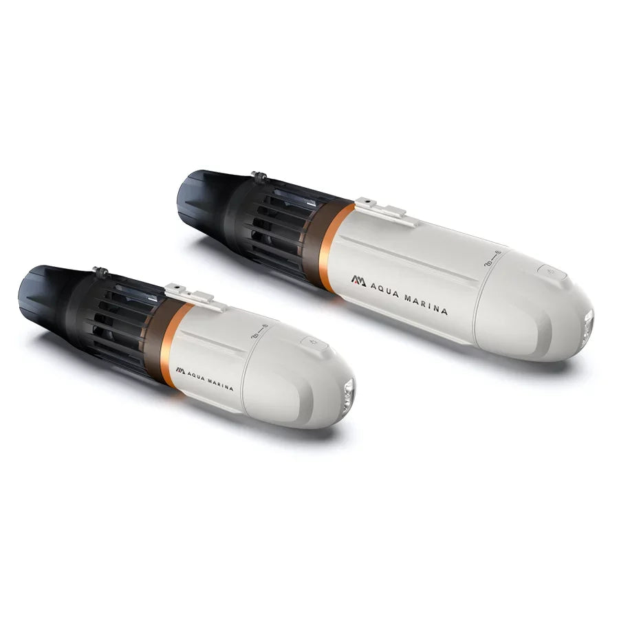 Beyaz ve siyah Aqua Marina deniz scooterları, su altı keşfi için taşınabilir su altı itici cihazlar