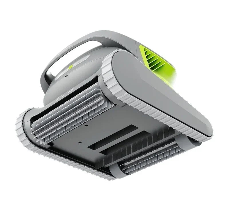 Gri ve yeşil kablosuz havuz temizleme robotu, altta fırçalar ve paletlerle