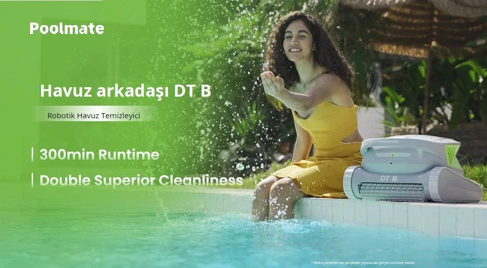 Sarı elbise giymiş kadın havuz kenarında oturuyor, yanındasında Poolmate DT B kablosuz robotik havuz temizleyici