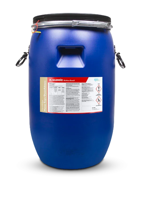 Mavi plastik varil içinde Selenoid Dichlore granül havuz kloru tozu, üzeri etiketli kimyasal temizleyici